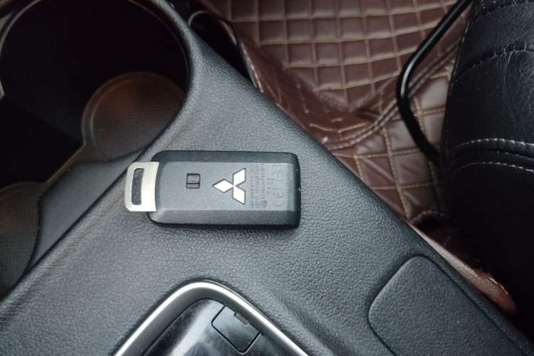 Used Mitsubishi Outlander 2014 2.4L 4x4 Deluxe Value Edition 5 Seats Vehicle Key