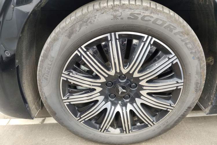 Used VOYAH Dream 2025 EV Four-Wheel Drive Excellence Kunpeng Edition