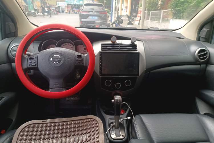Used Nissan Livina 2010 Jingrui Edition 1.6L Automatic Smart High-End Model Center Console