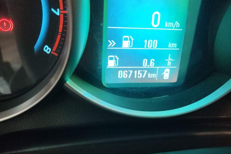 Used Chevrolet Cruze 2015 1.5L Classic SL MT Odometer Close Up