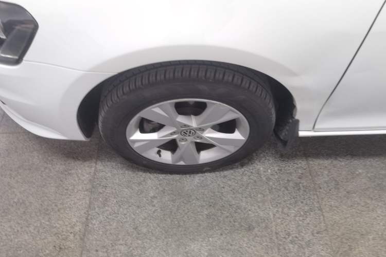 Used Volkswagen Bora 2014 1.6L Manual Comfort Model Left Front Wheel Hub