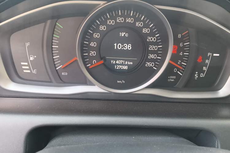 Used Volvo XC60 2015 T5 Smart Edition Odometer Close Up