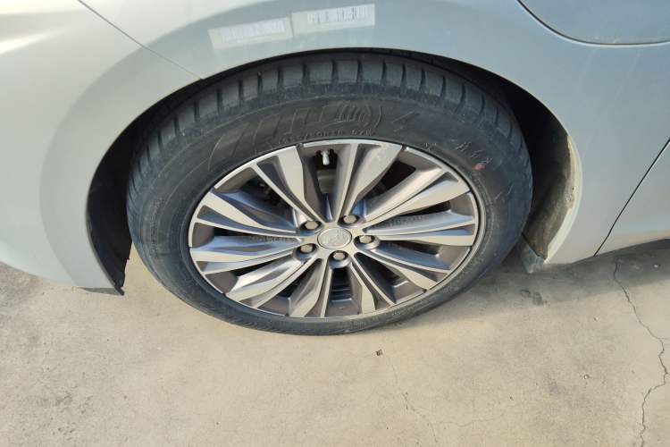 Used Hongqi E-QM5 2022 431 km Charge & Enjoy Edition
