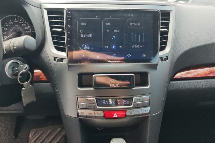 Used Subaru Outback 2010 2.5i Luxury Edition Audio And AC Panel