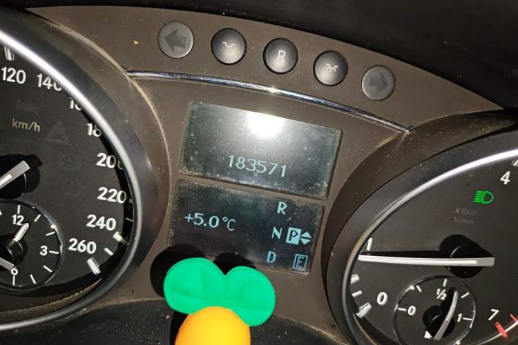 Used Mercedes-Benz R-Class 2017 R 320 4MATIC Business Edition Prestige Model Odometer Close Up