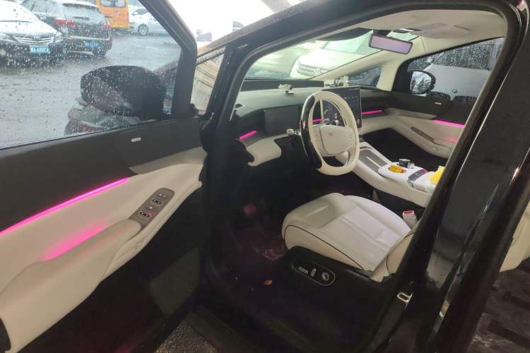 Used XPeng X9 2024 702 Ultra-Long Range Max
