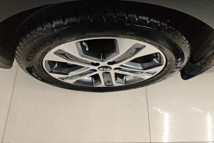 Used Kia Sportage R 2019 2.0L Automatic Smart Luxury Edition Left Front Wheel Hub