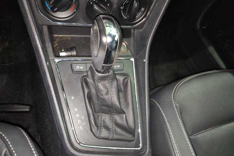 Used Volkswagen Lavida 2015 1.6L Automatic Comfort Edition Gear Lever