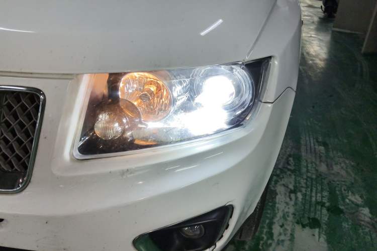 Used Jeep Compass 2014 Revised Version 2.4L Four-Wheel Drive Luxury Edition Left Front Headlight