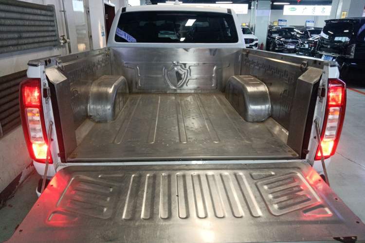 Used Great Wall Poer 2021 2.0T Commercial Version Automatic Diesel 4x4 Elite Long-Box GW4D20M Trunk