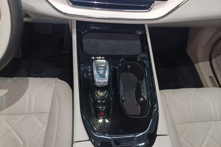 Used Volvo EM90 2025 Ultra Six-Seater