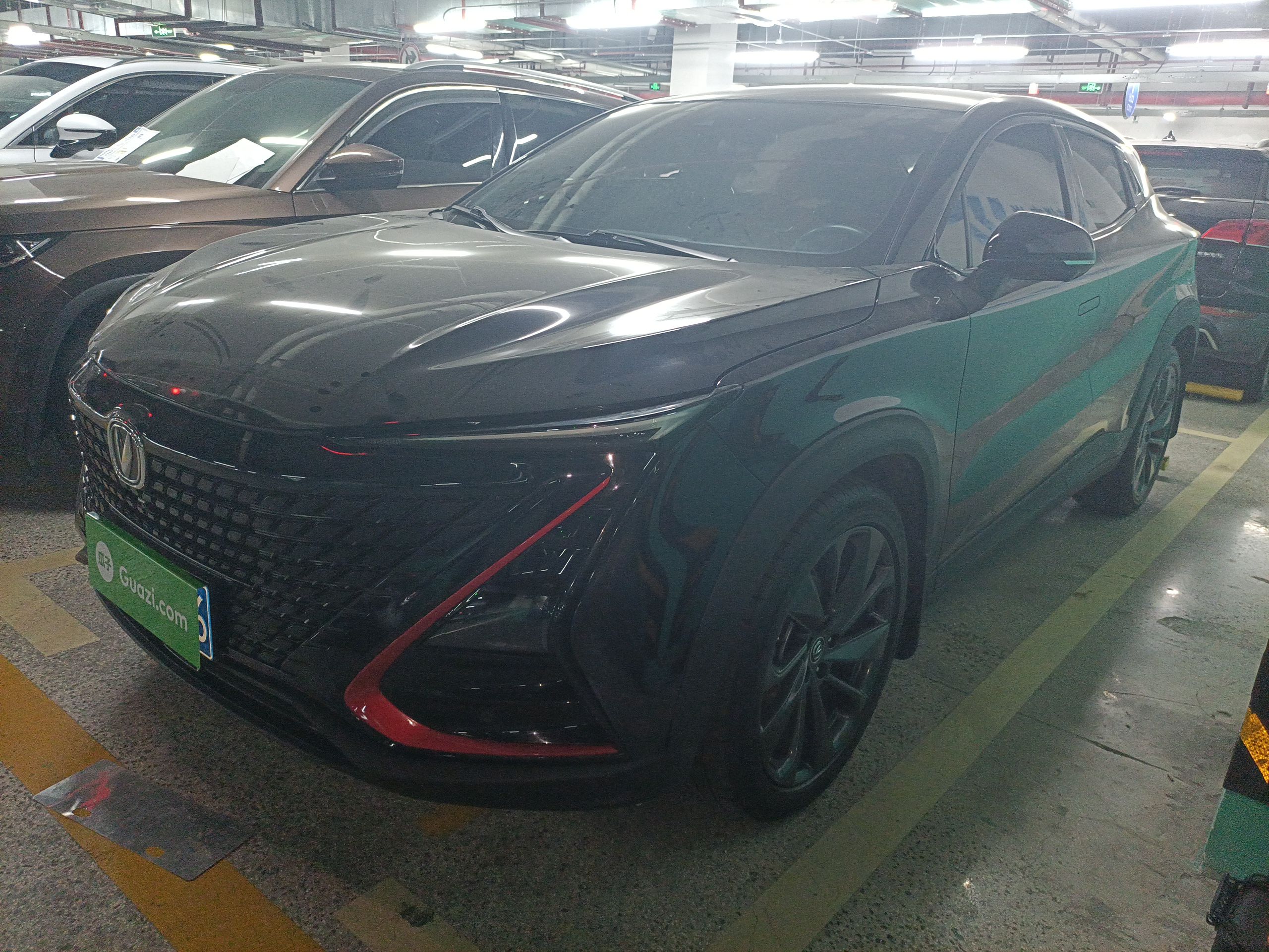 Под передней частью автомобиля