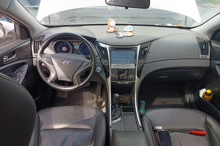 Used Hyundai Sonata 2013 2.0L Automatic Luxury Edition Center Console