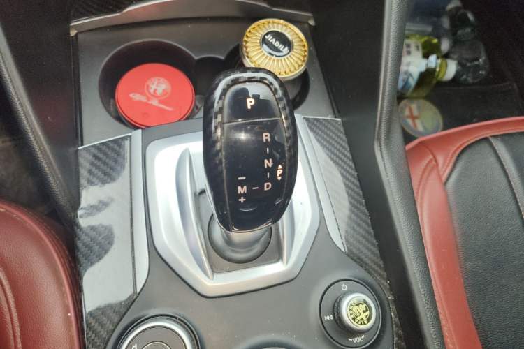 Used Alfa Romeo Giulia 2017 2.0T 280HP Luxury Edition Gear Lever