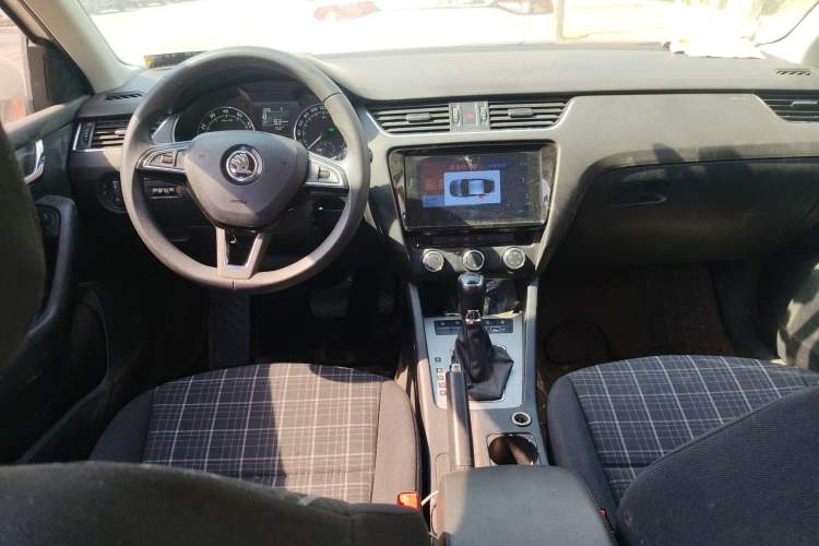 Used Skoda Octavia 2019 1.5L Automatic SmartDrive Comfort Edition China VI Standard Center Console