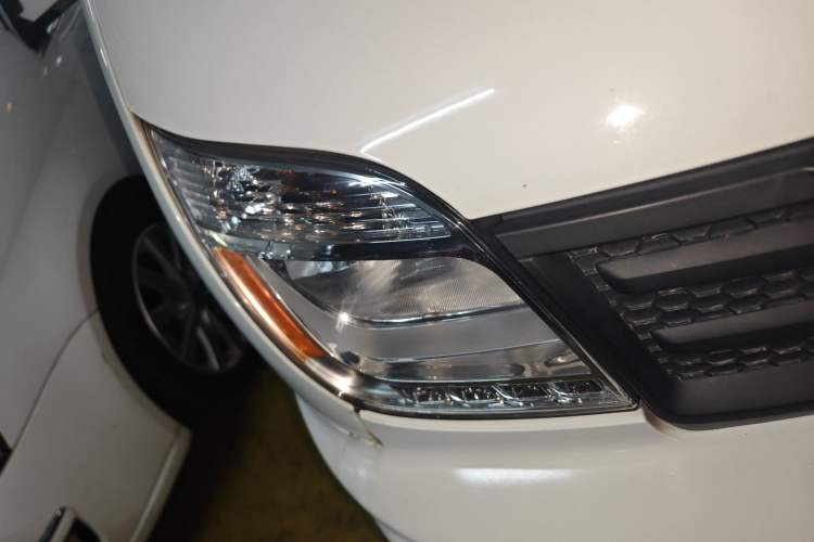 Used SAIC MAXUS Xintu V80  Right Front Headlight