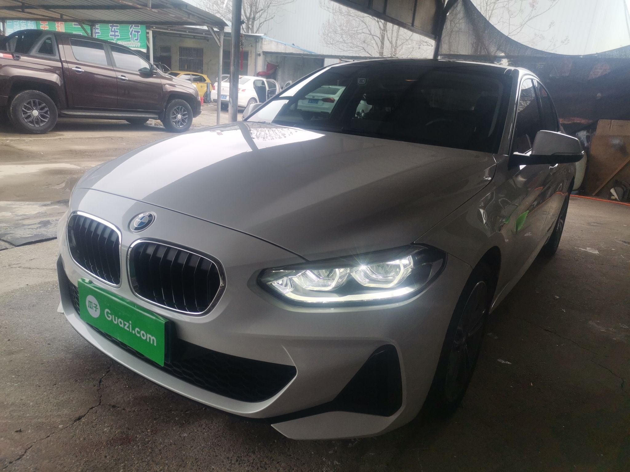 Под передней частью автомобиля