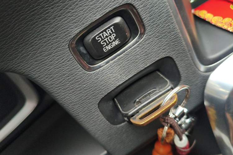 Used Volvo S60 2015 S60L 2.0T Zhiyuan Edition
