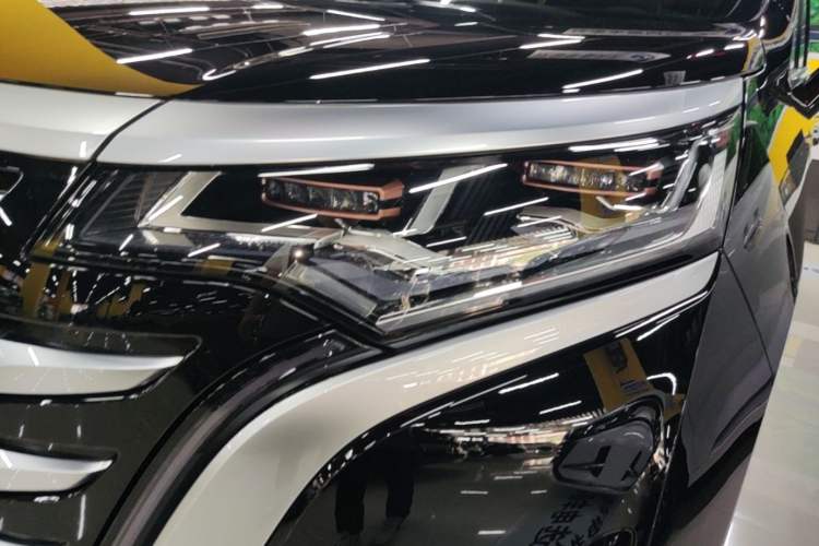 Used Denza D9 2022 DM-i 970 Four-Wheel Drive Flagship Model Left Front Headlight