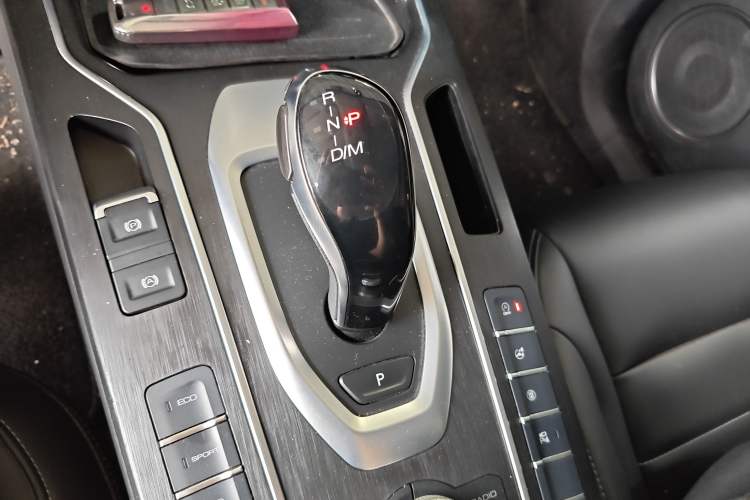 Used Wey VV5 2020 1.5T Two-Wheel Drive Color Pioneer Gear Lever