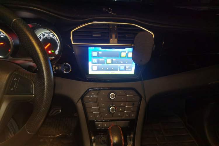 Used MG GS 2015 2.0TGI TST Four-Wheel Drive Flagship Edition Audio And AC Panel