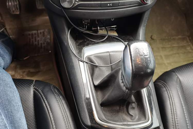 Used Peugeot 408 2014 1.8L Manual Leading Edition Gear Lever