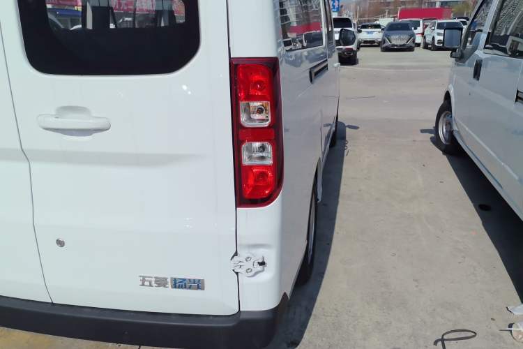 Used Wuling Yangguang 2024 300KM Comfort Version Passenger Van 75kW Exterior 3