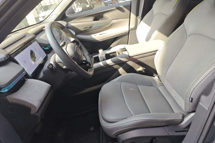 Used Lynk & Co 08 EM-P 2025 220 km All-Wheel-Drive Performance Halo