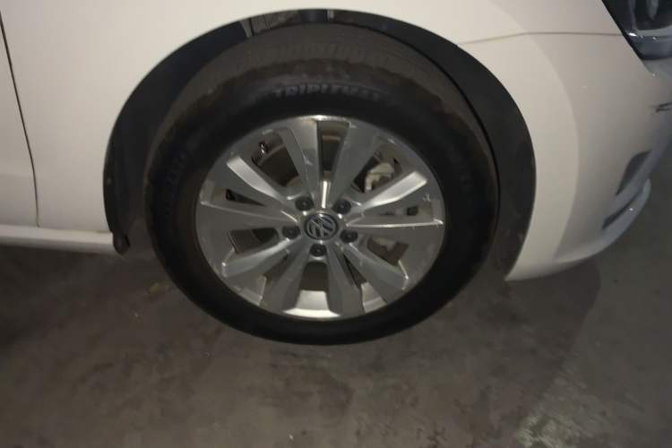 Used Volkswagen Golf Sportsvan 2016 230TSI Automatic Trend Edition Right Front Wheel Hub