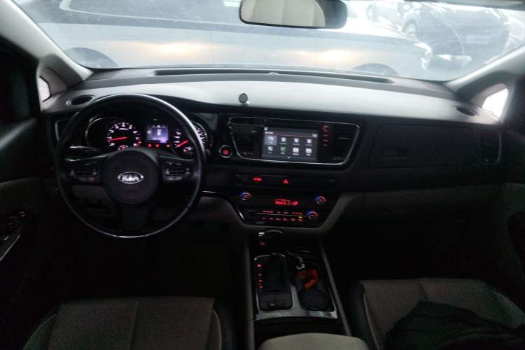 Used Kia Carnival 2015 3.3 GDI Luxury Edition China V Standard Center Console