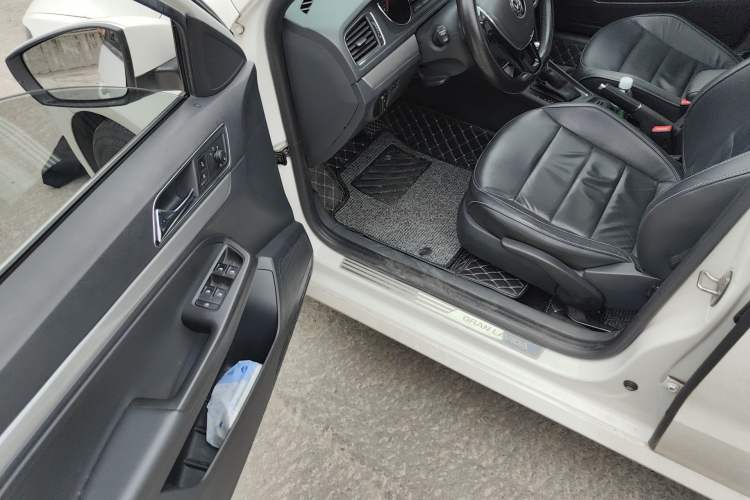 Used Volkswagen Gran Lavida 2015 1.6L Automatic Comfort Edition Driver Seat