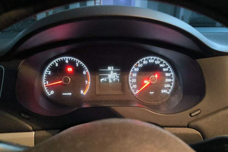 Used Volkswagen Sagitar 2014 1.6L Manual Comfort Model Instrument Cluster