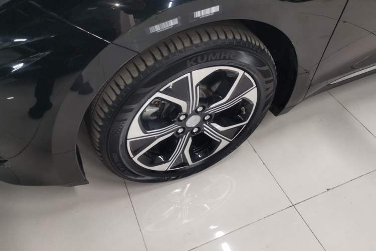 Used Hongqi E-QM5 2021 Charging Version Flagship Edition Left Front Wheel Hub