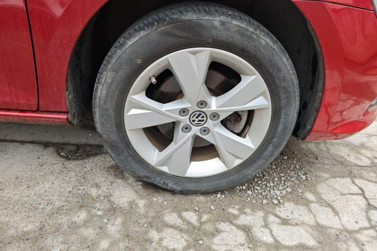 Used Volkswagen Bora 2013 1.6L Automatic Comfort Model Right Front Wheel Hub