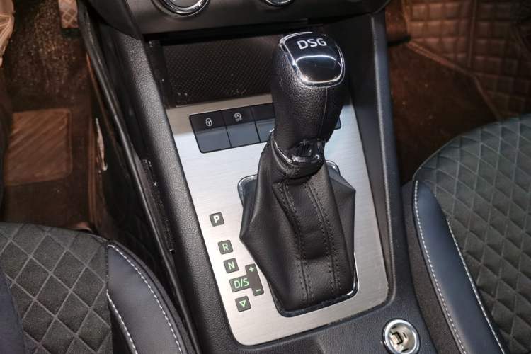 Used Skoda Octavia 2019 TSI230 DSG SmartDrive Luxury Edition China VI Gear Lever