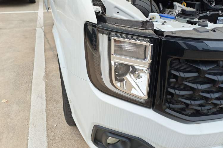 Used JMC Fushun 2025 2.0T 6MT Diesel Short-Wheelbase Mid-Roof Commercial Multi-Purpose Passenger Vehicle with 5/6 Seats