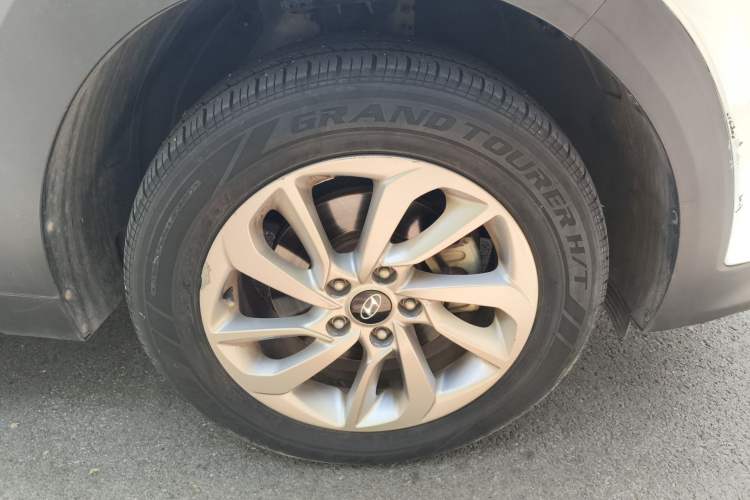 Used Hyundai Tucson 2015 1.6T Dual-Clutch Two-Wheel-Drive Smart Model Right Front Wheel Hub