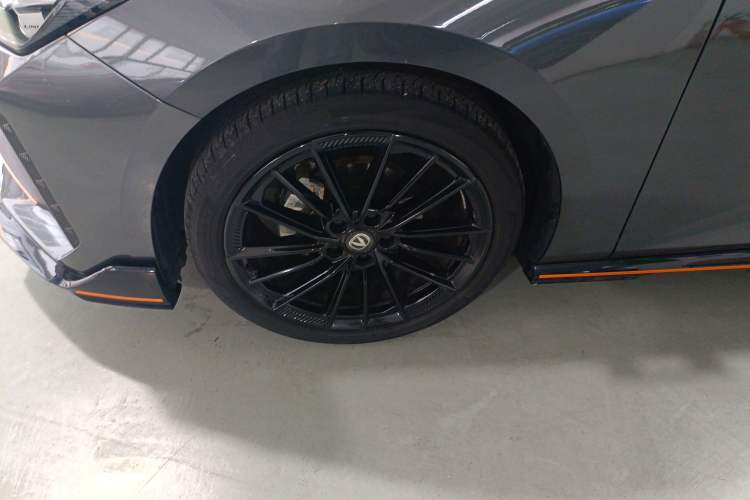 Used CHANGAN UNI-V 2022 1.5T Sport Edition Left Front Wheel Hub