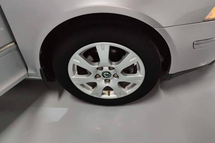 Used Skoda Octavia 2007 1.6L Automatic Elegance Edition Right Front Wheel Hub