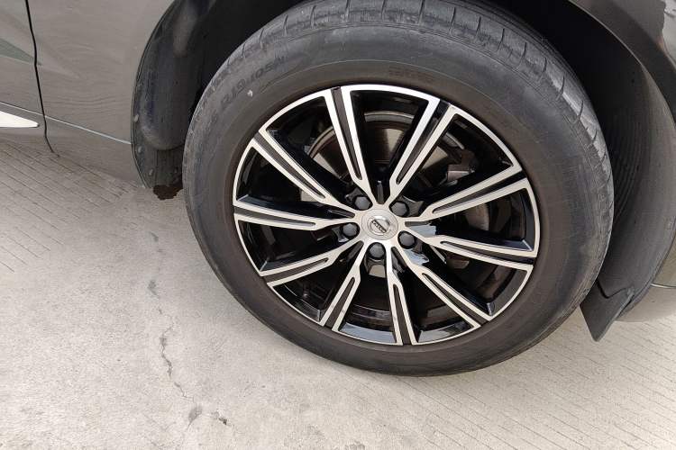 Used Volvo XC60 2021 T5 4x4 Smart Luxury Edition Right Front Wheel Hub