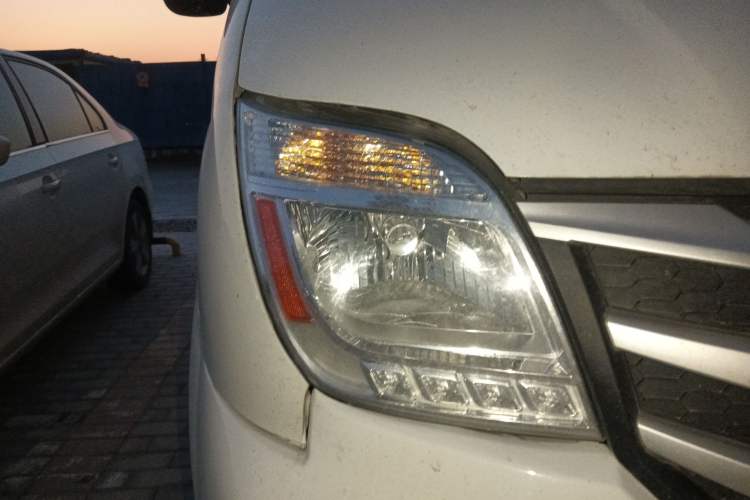 Used SAIC MAXUS Xintu V80 2025 Value Edition Aoyuntong 2.0T Manual Short Wheelbase Mid-Height 127 Ps 5/6 Seats
