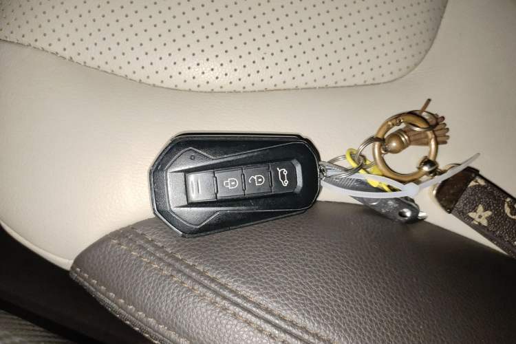 Used JMC Yusheng S330 2016 1.5L GTDi Automatic Two-Wheel Drive Flagship Edition Interior 1