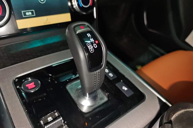 Used Jaguar XEL 2025 2.0T 250 PS R-DYNAMIC 90th Anniversary Edition Gear Lever