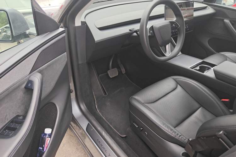 Used Tesla Model Y 2025 Long-Range All-Wheel-Drive Version Driver Seat