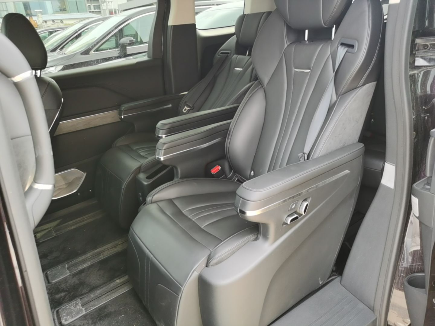 Hongqi HQ9 PHEV 2024 2.0T Four-Wheel Drive Business Edition — снимка 20