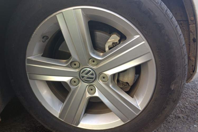 Used Volkswagen Golf 2014 1.6L Automatic Comfort Model Right Front Wheel Hub