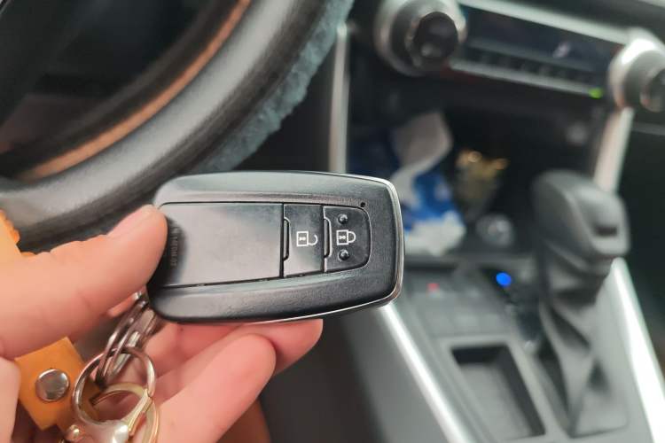 Used Toyota RAV4 2022 2.0L CVT Two-Wheel Drive Fashion Plus Edition Vehicle Key