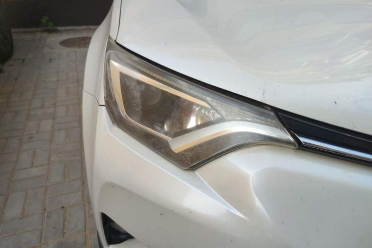 Used Toyota RAV4 2016 2.0L CVT Two-Wheel Drive Fashion Edition China V Standard Right Front Headlight