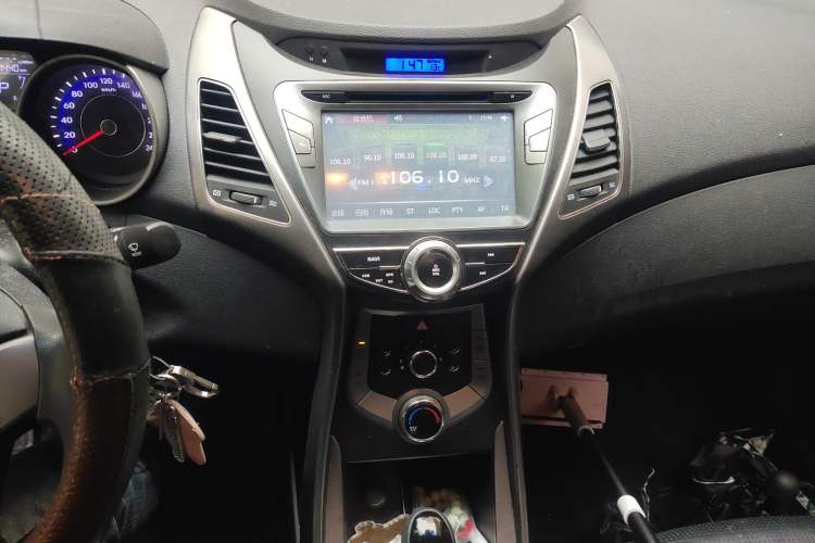 Used Hyundai Elantra (5th Generation / Langdong) 2012 1.6L Automatic Fashion Edition Audio And AC Panel