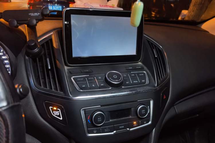 Used Dongfeng Aeolus AX5 2017 1.4T Automatic Fun Edition Audio And AC Panel